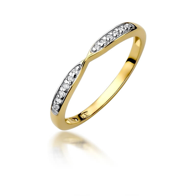 Delikatny pierścionek z diamentami w formie obrączki, wykonany z żółtego złota.