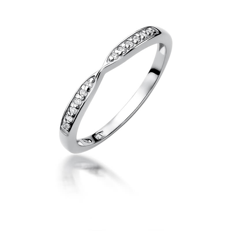 Delikatny pierścionek z diamentami w formie obrączki, wykonany z białego złota.