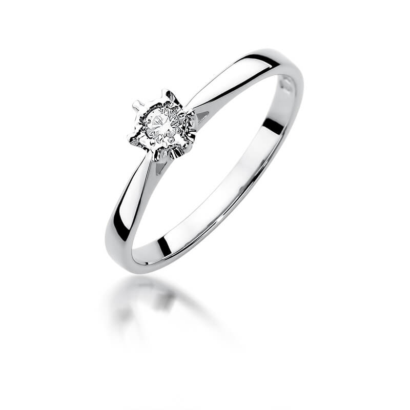 Klasyczny pierścionek zaręczynowy z diamentem otoczonym iluzją, wykonany z białego złota.