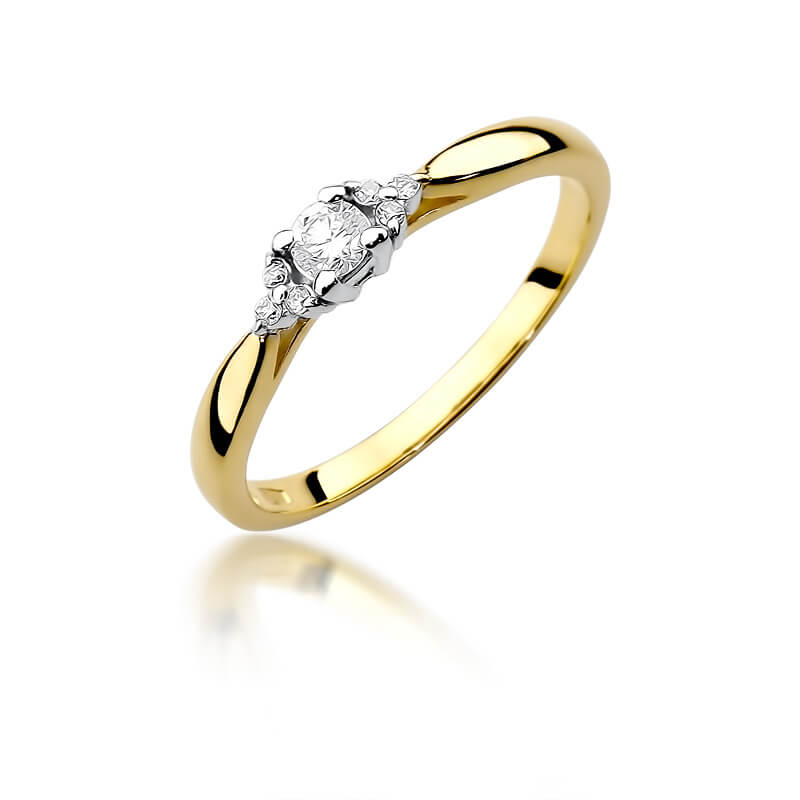 Subtelny pierścionek z diamentami o łącznej masie 0,13ct, diamenty oprawione w białym złocie.