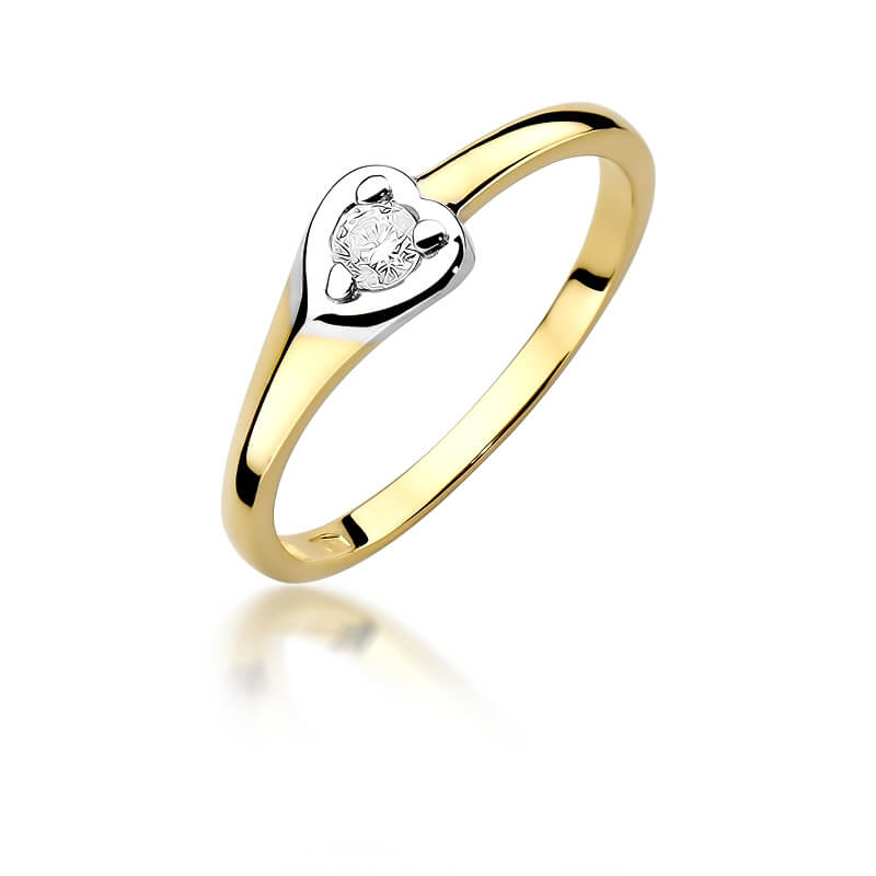 Delikatny pierścionek z dwukolorowego złota z diamentem oprawionym w sercu.