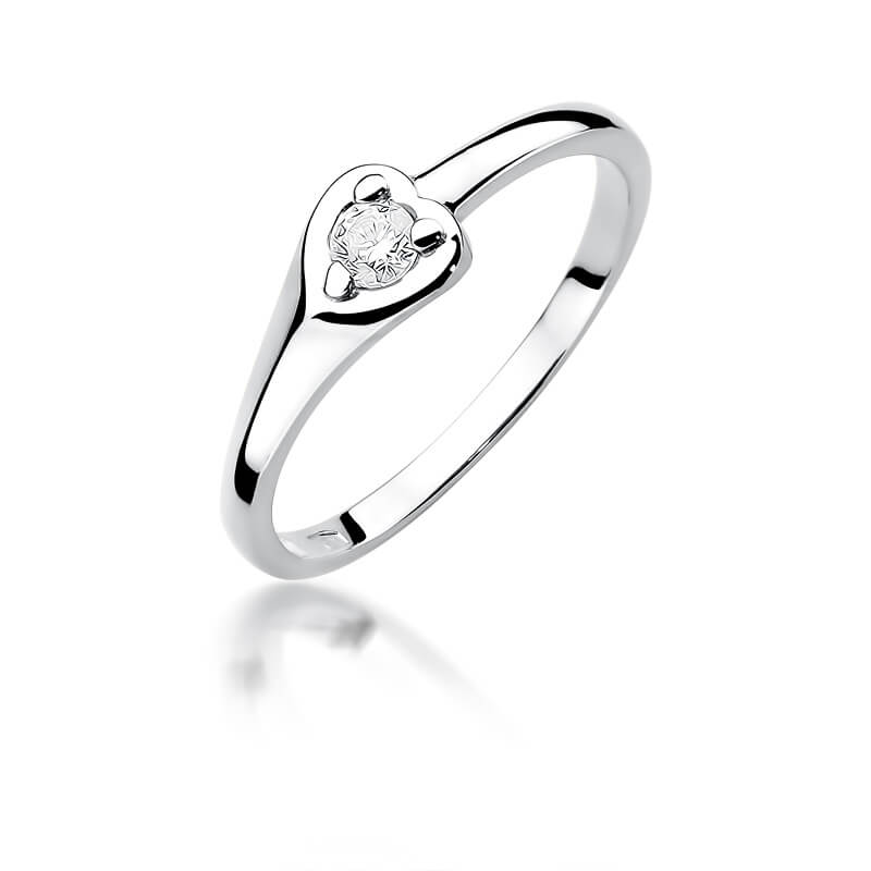 Delikatny pierścionek z białego złota z diamentem oprawionym w sercu.