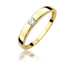 Klasyczny pierścionek z żółtego złota z centralnym diamentem o masie 0,12ct.