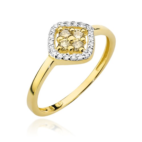 Pierścionek wykonany z żółtego złota, ozdobiony brązowymi i białymi diamentami.