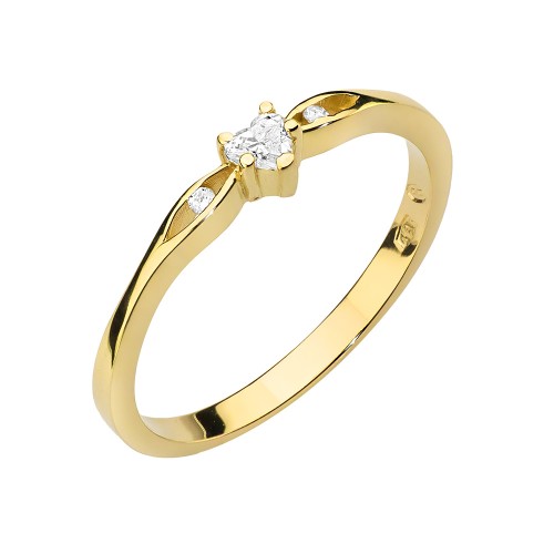Pierścionek z żółtego złota z diamentem oprawionym w sercu, ozdobiony dodatkowymi diamentami po bokach.