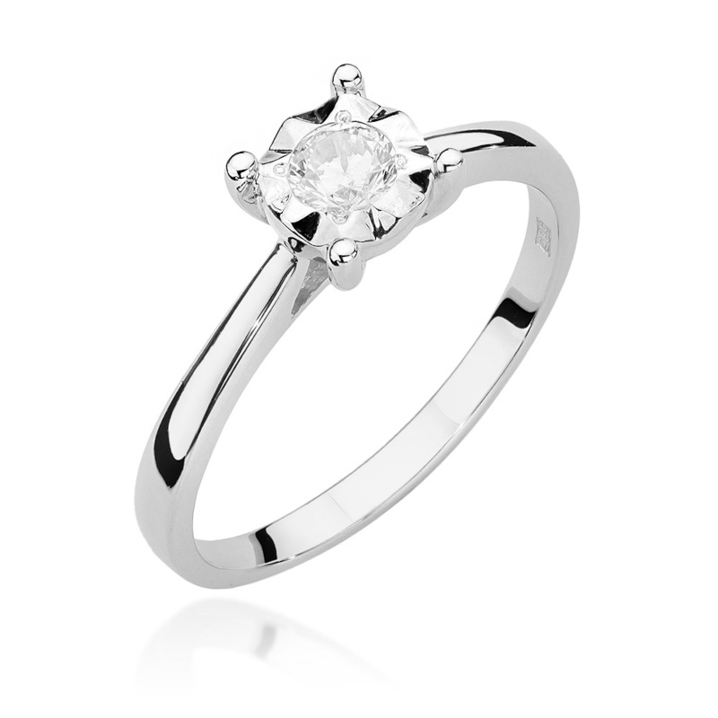 Klasyczny pierścionek zaręczynowy z diamentem o masie 0,20ct. Wykonany z białego złota.
