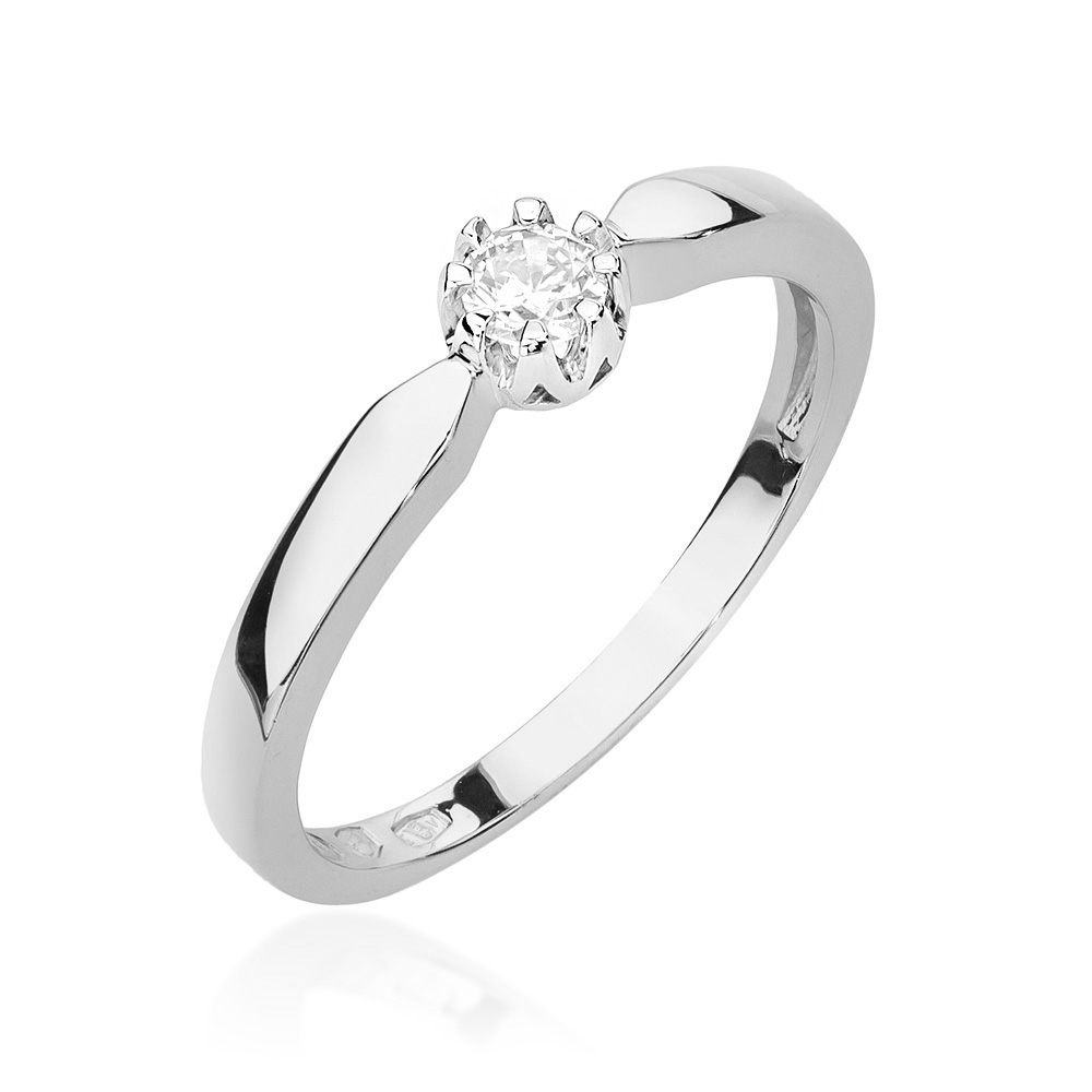 Klasyczny pierścionek zaręczynowy z diamentem o masie 0,15ct. Wykonany z białego złota.