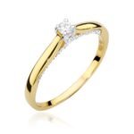 Pięknie zdobiony pierścionek zaręczynowy z diamentami. Wykonany z żółtego złota.